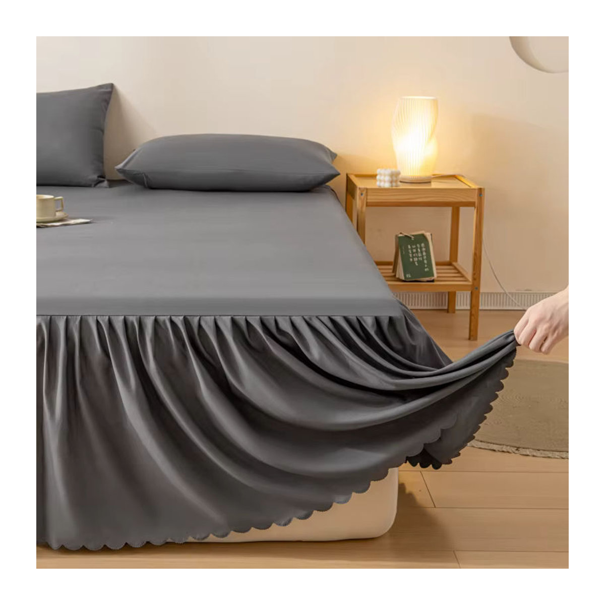 Grauer Bettrock aus hautfreundlichem Material als weiche Matratzenabdeckung im einfachen Stil für dein Zuhause (ohne Kissenbezug) - Bild 3