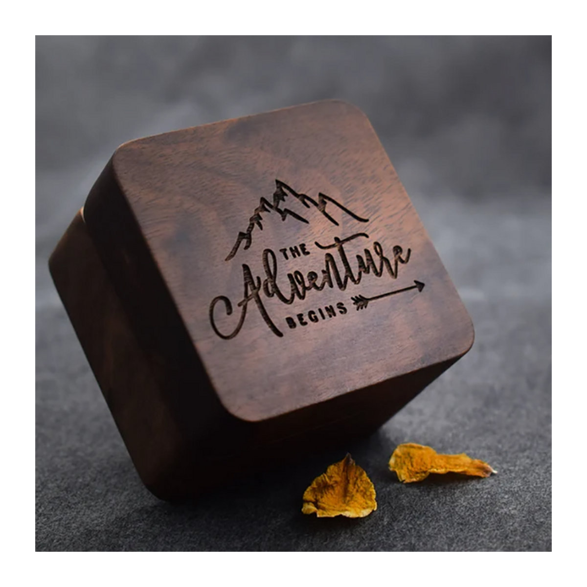 Gravierte Ringbox aus Holz mit geometrischem Design für Hochzeit oder Verlobung - Bild 1