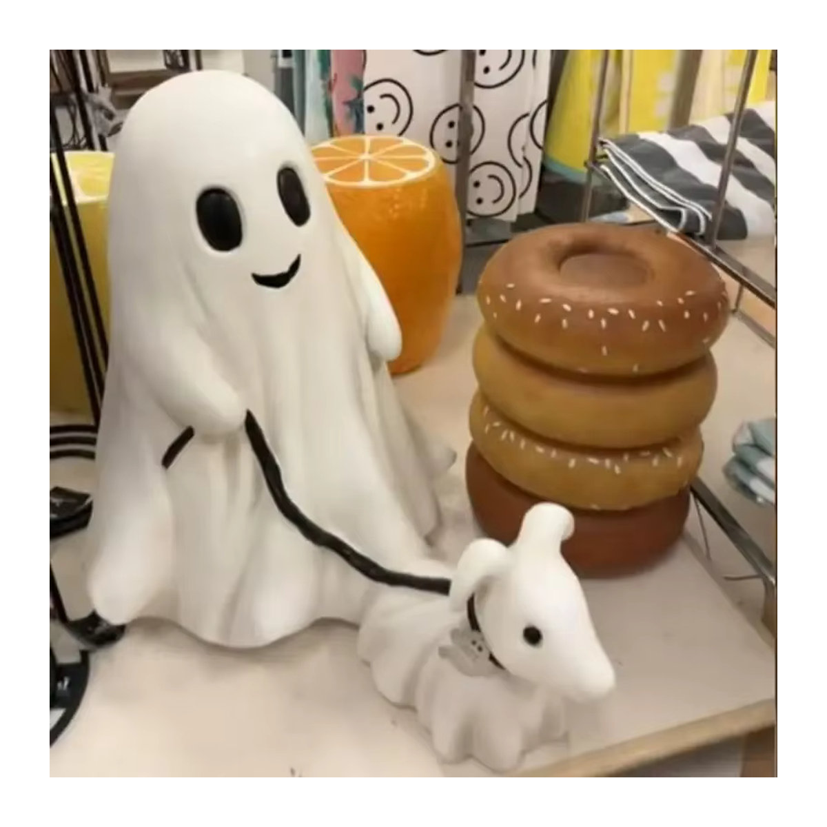 Gruselige Halloween Ghost Walking Hundestatue aus Kunstharz in Weiß - Bild 1