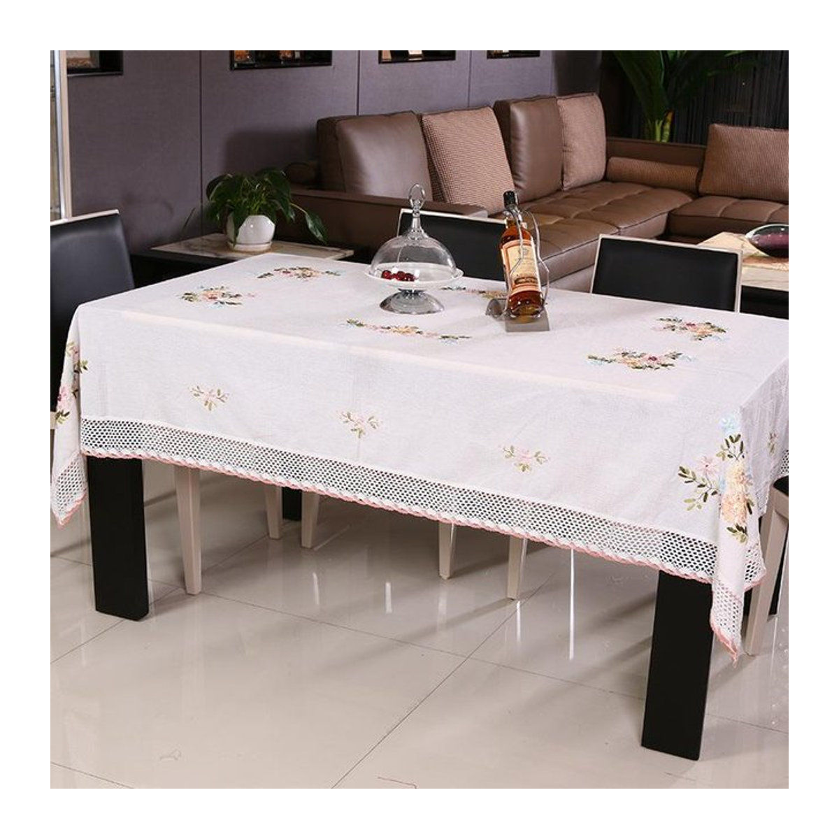 Handbestickte Baumwolltischdecke von A Family Of Home Textiles in Reinweiß für deinen Teetisch, B/B/H: 150 x 150 x 0 cm - Bild 1