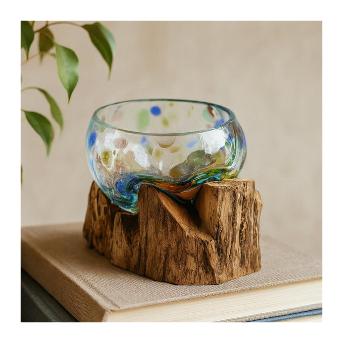 Handgeblasene Glas Schale von SHAMTAM in Multicolor auf Holzsockel, organisch und unregelmäßig geformt - Bild 1