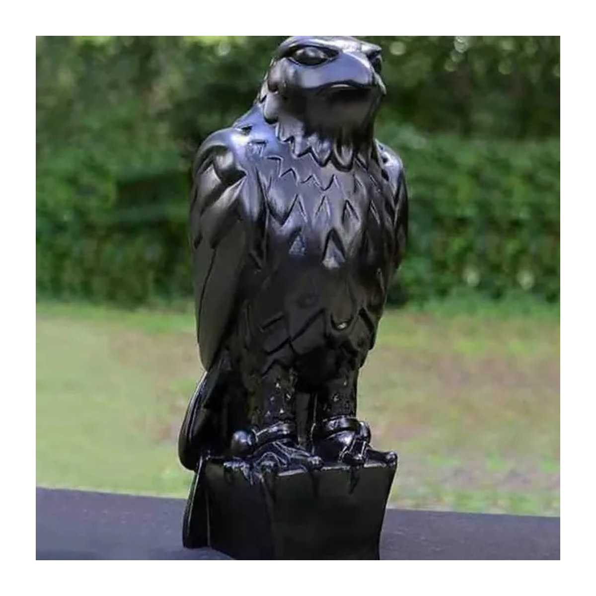 Handgefertigte Falke Statue von Own Supper in Schwarz aus Kunstharz als dekorative Skulptur - Bild 1