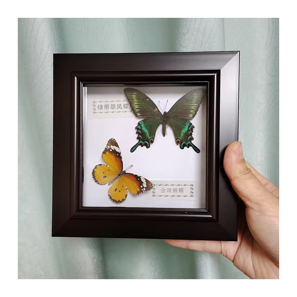Handgefertigter Schmetterlingsrahmen mit zwei Schmetterlingen in quadratischer Schattenbox aus Holz, mehrfarbig und freistehend - Bild 5