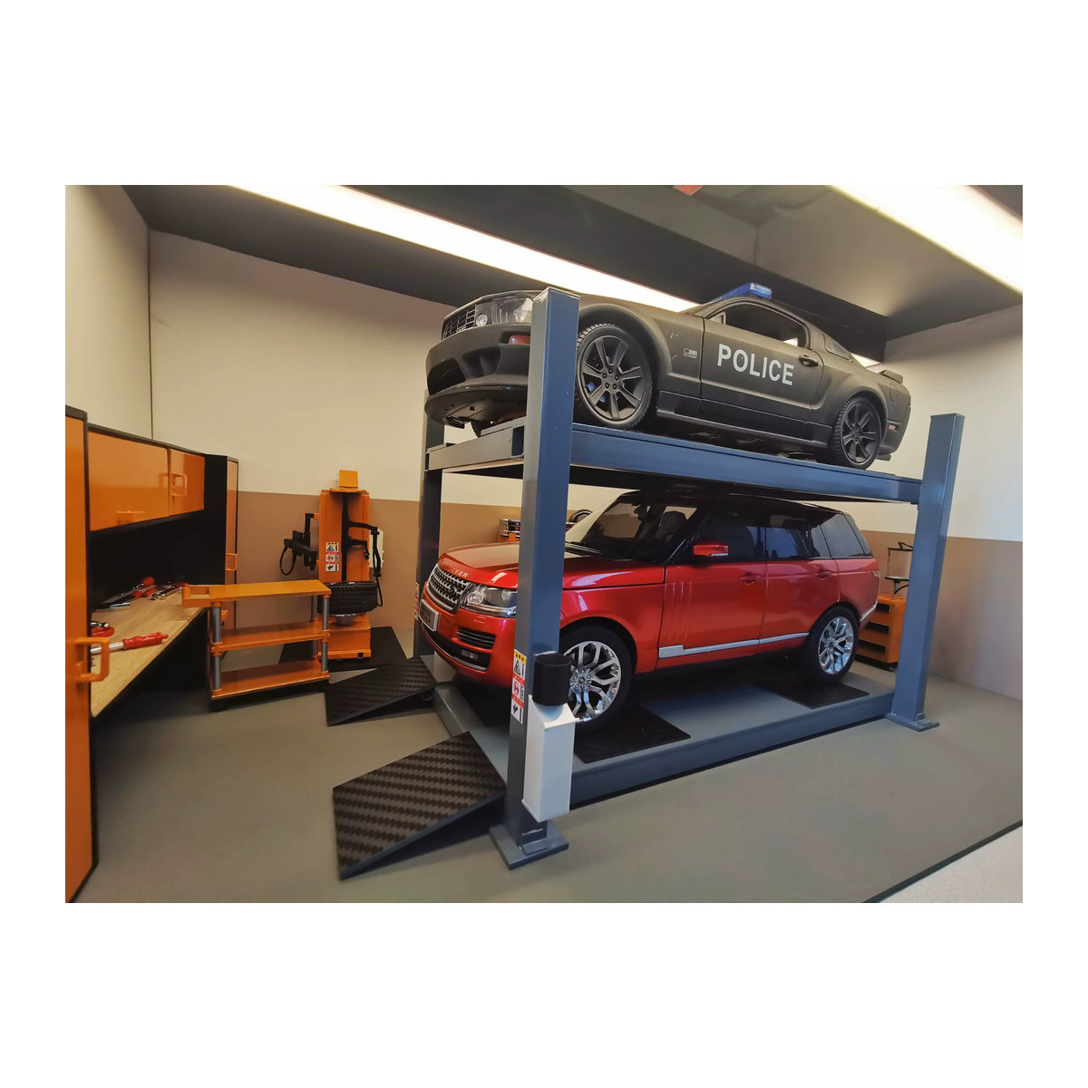 Handgefertigtes Diorama-Lift Modellauto-Ständer von VWHUVW, Maßstab 1:18, 3-lagig, Grau, Metall, rechteckig und minimalistisch - Bild 2
