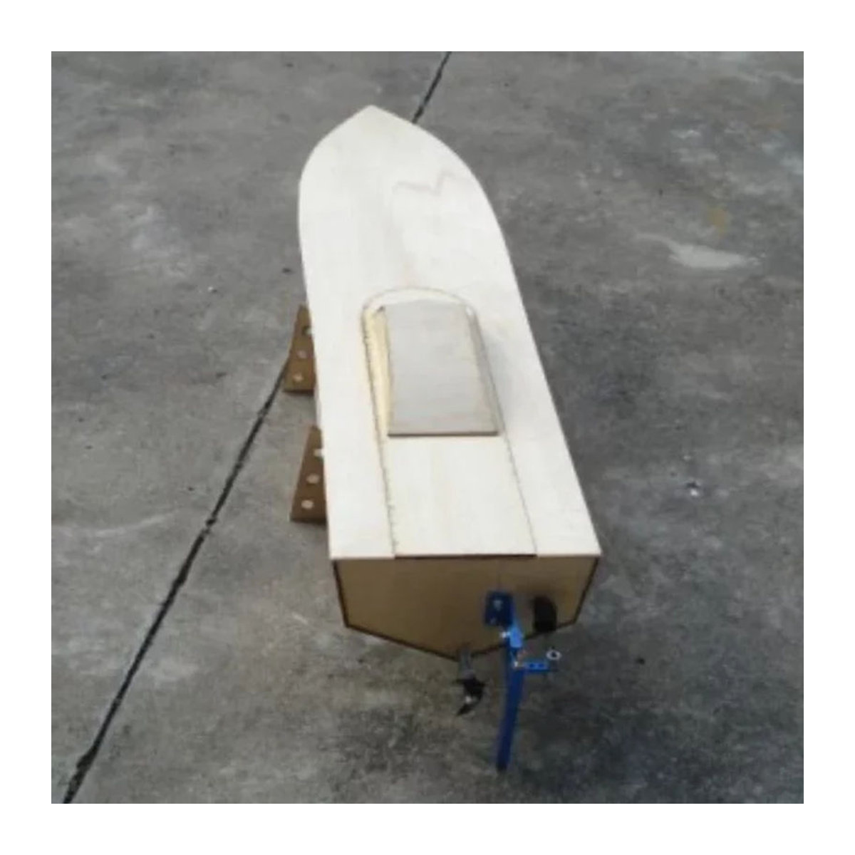 Handgefertigtes DIY Holzschiff Modell aus Linde als ovales Schnellboot in Beige - Bild 1