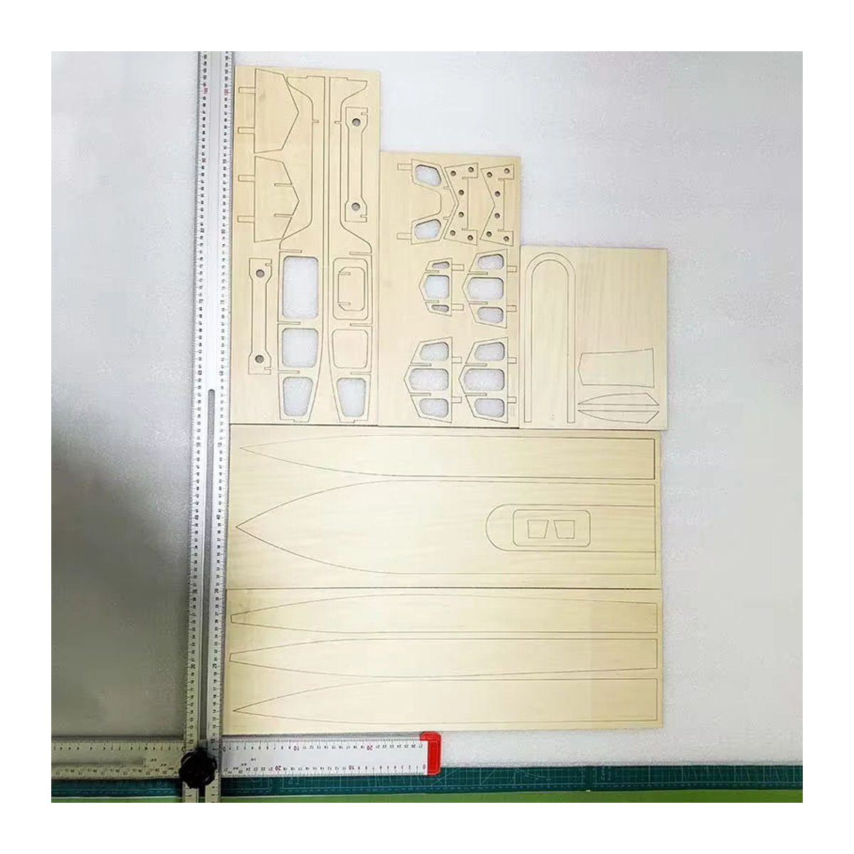 Handgefertigtes DIY Holzschiff Modell aus Linde als ovales Schnellboot in Beige - Bild 3