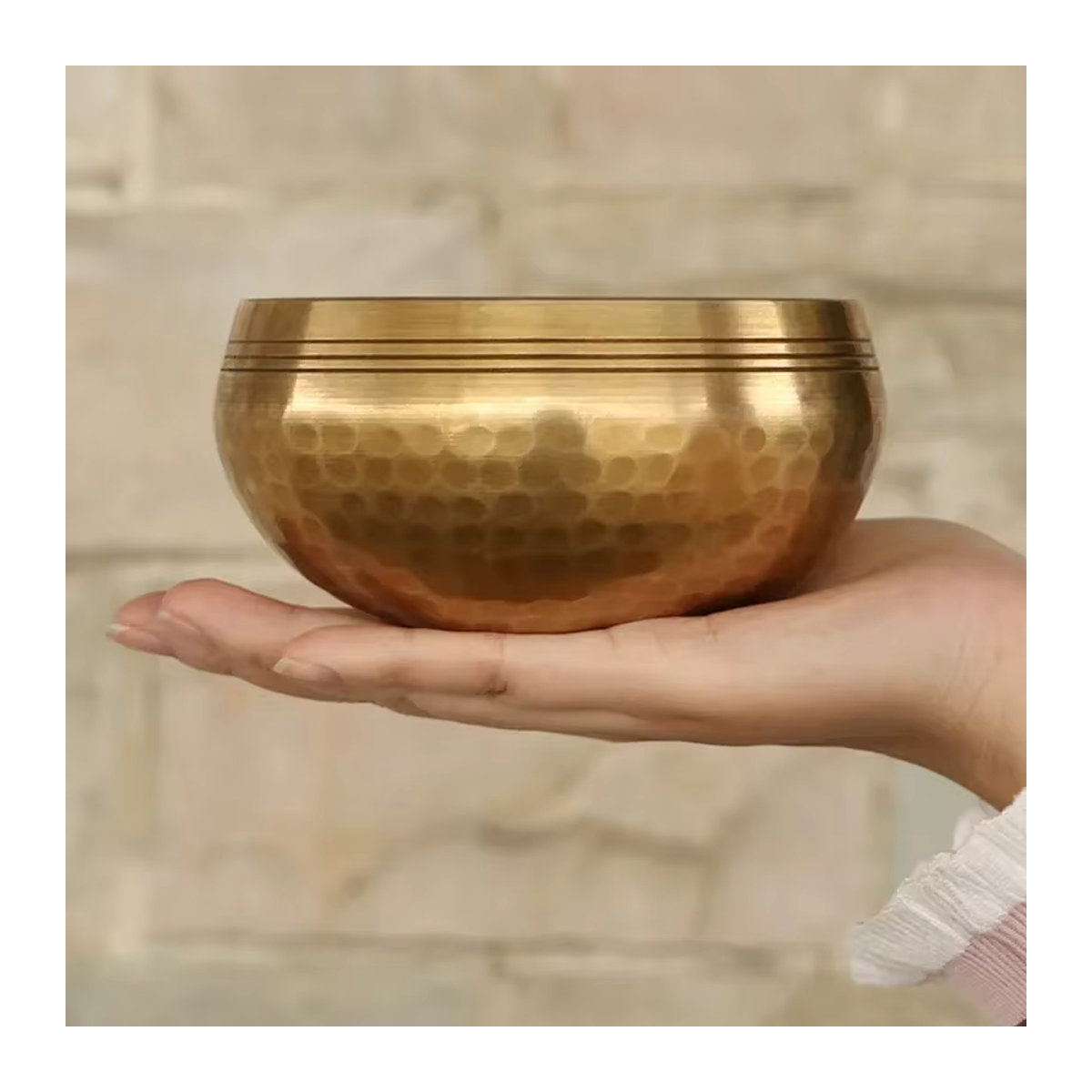 Handgemachte tibetische Klangschale aus Messing in Gold für Yoga und Meditation - Bild 2