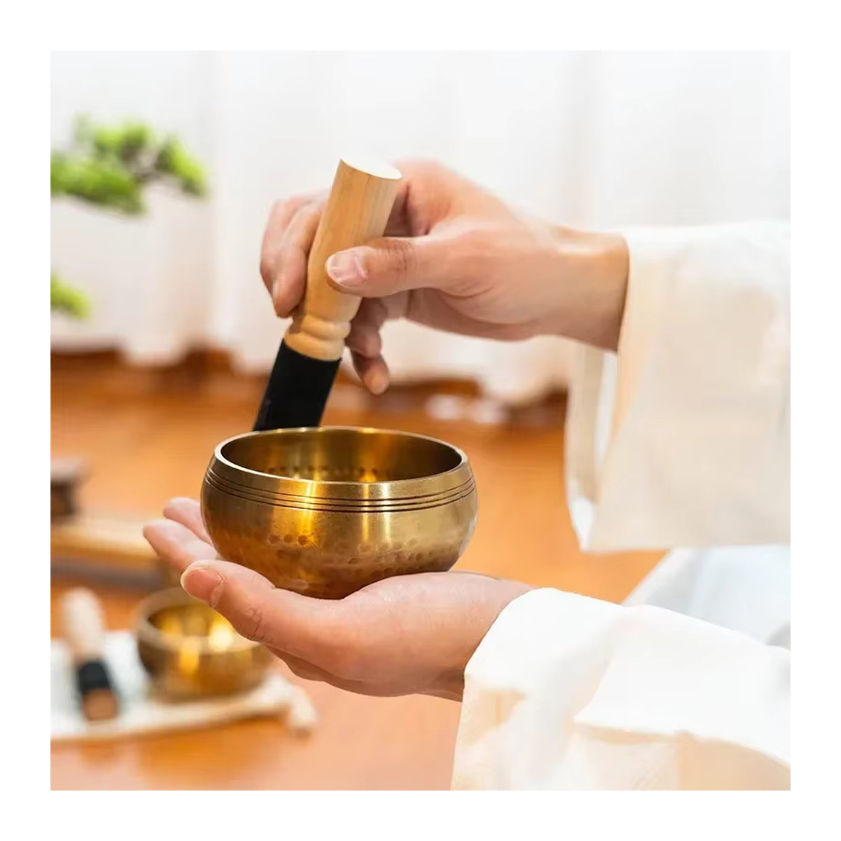 Handgemachte tibetische Klangschale aus Messing in Gold für Yoga und Meditation - Bild 4