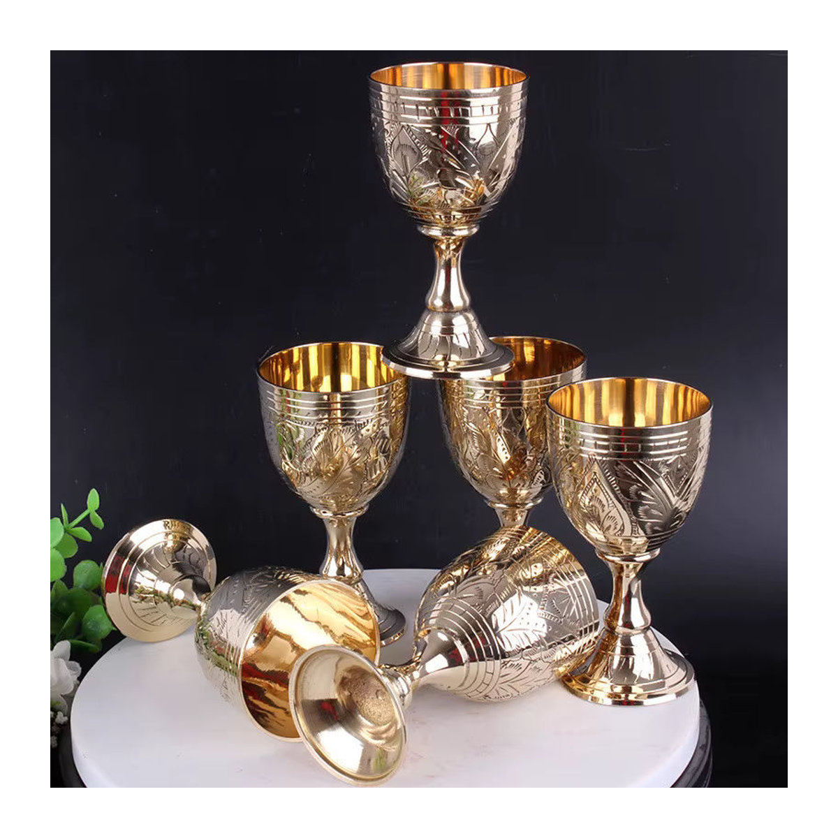 Handgemachtes Weinglas aus Messing von ACRDDK in Gold mit floralem Design - Bild 2