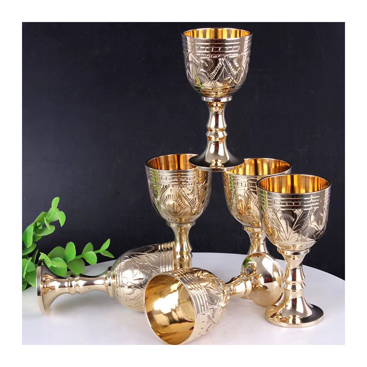 Handgemachtes Weinglas aus Messing von ACRDDK in Gold mit floralem Design - Bild 6