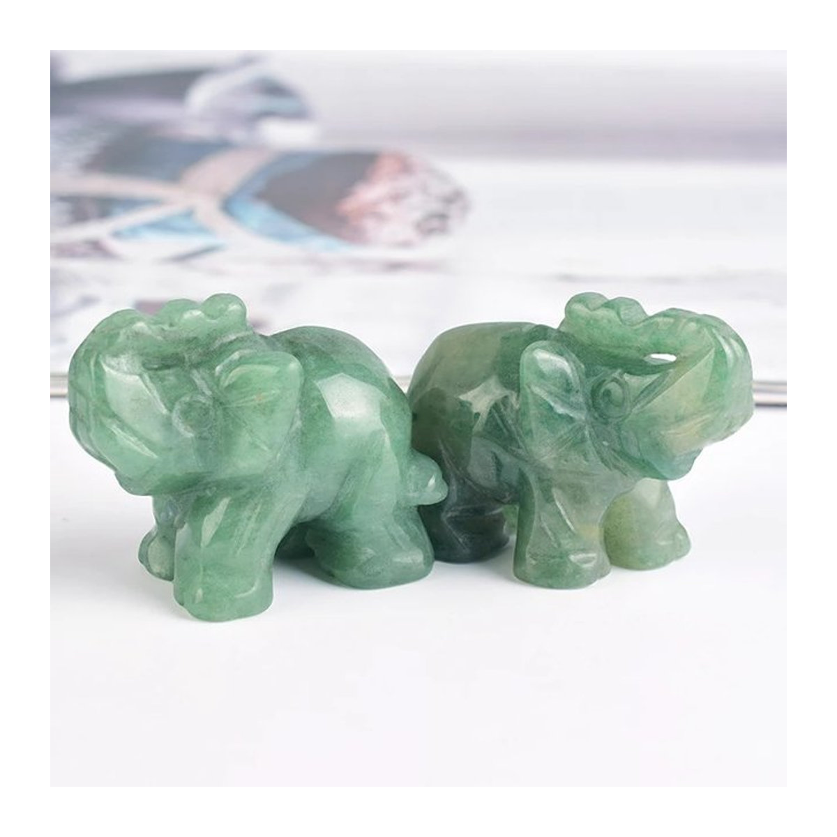 Handgeschnitzte Elefanten-Figur aus grünem Naturstein Aventurin und Jade - Bild 1