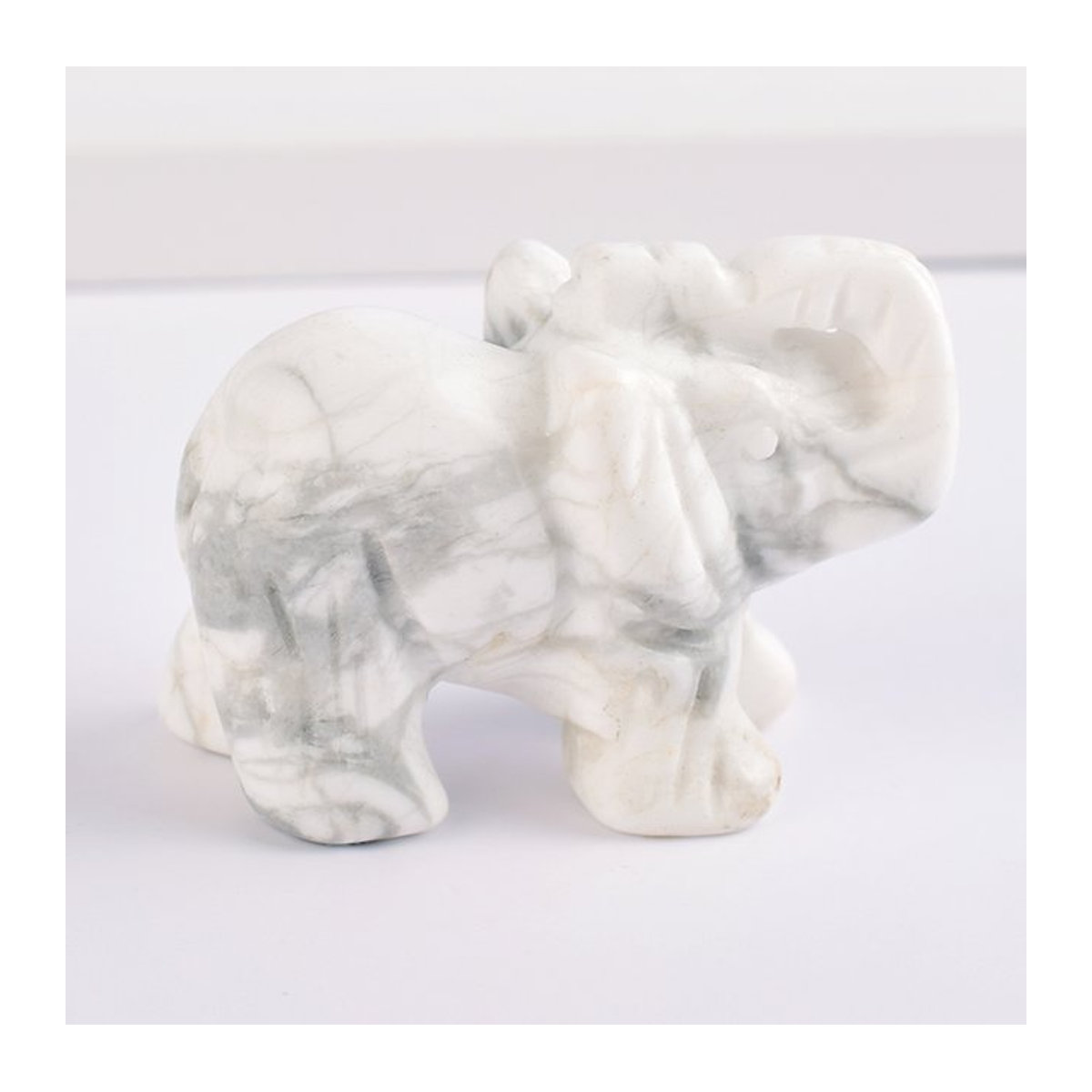 Handgeschnitzte Elefantenfigur aus weißem Howlite als Mini-Heiltier für Chakra und Feng Shui - Bild 1