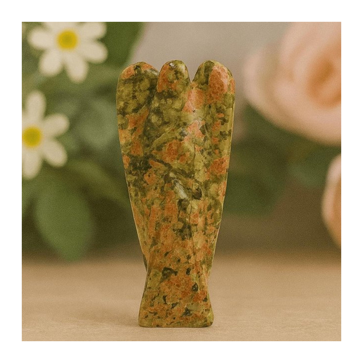Handgeschnitzte Engel Figur aus Unakit Edelstein von SHAMTAM in Grün und Rötlich-Orange - Bild 1