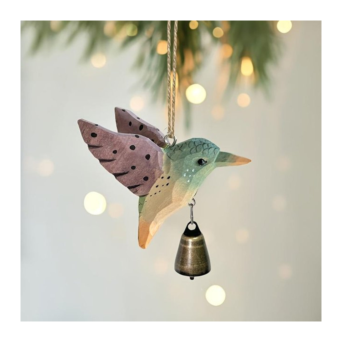 Handgeschnitzte Kolibri-Holzfigur von Fashnics mit Bronzeglocke als dekorative Gartenstatue und Windspiel - Bild 1