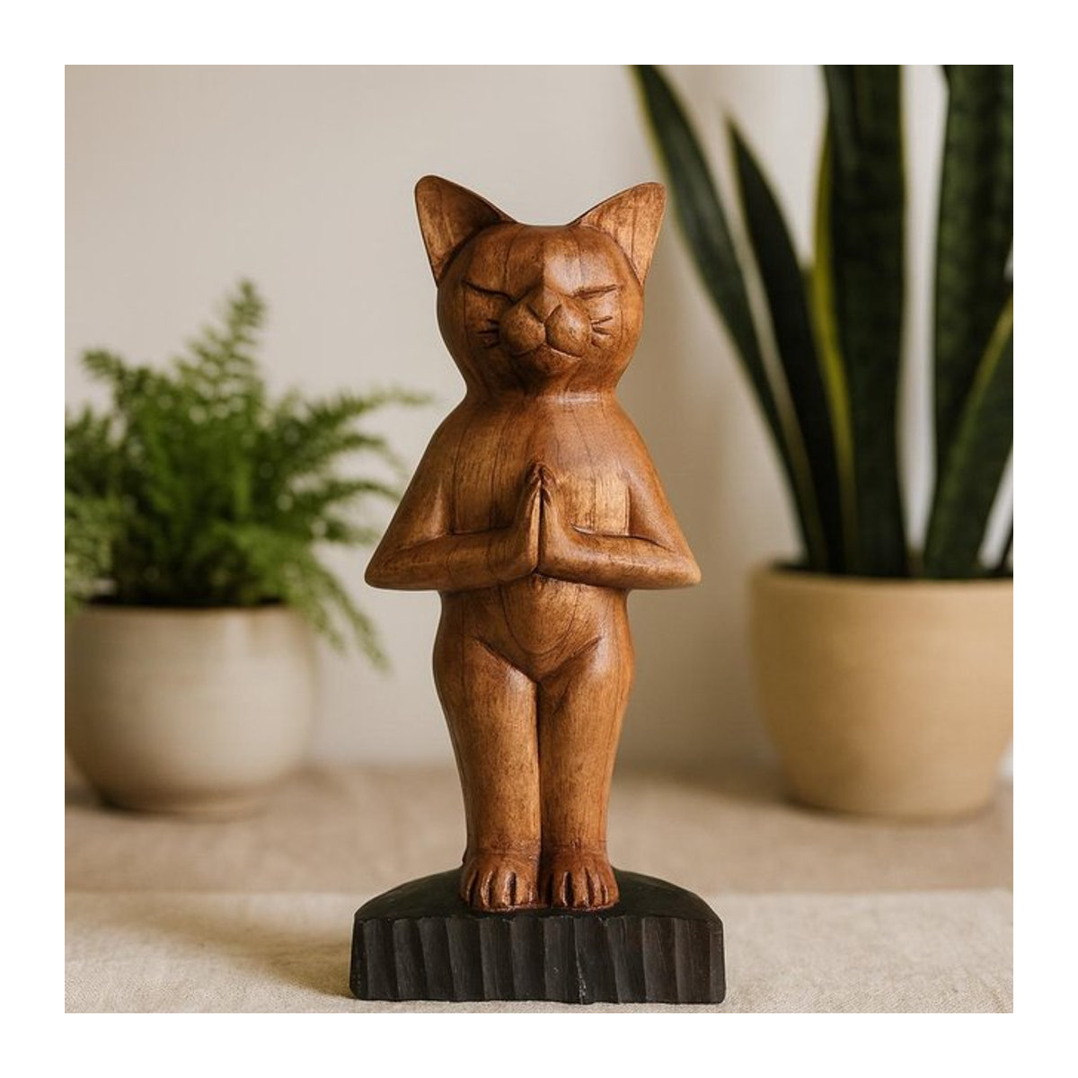 Handgeschnitzte Yoga-Katze Figur aus Suarholz von SHAMTAM, stehend - Bild 1