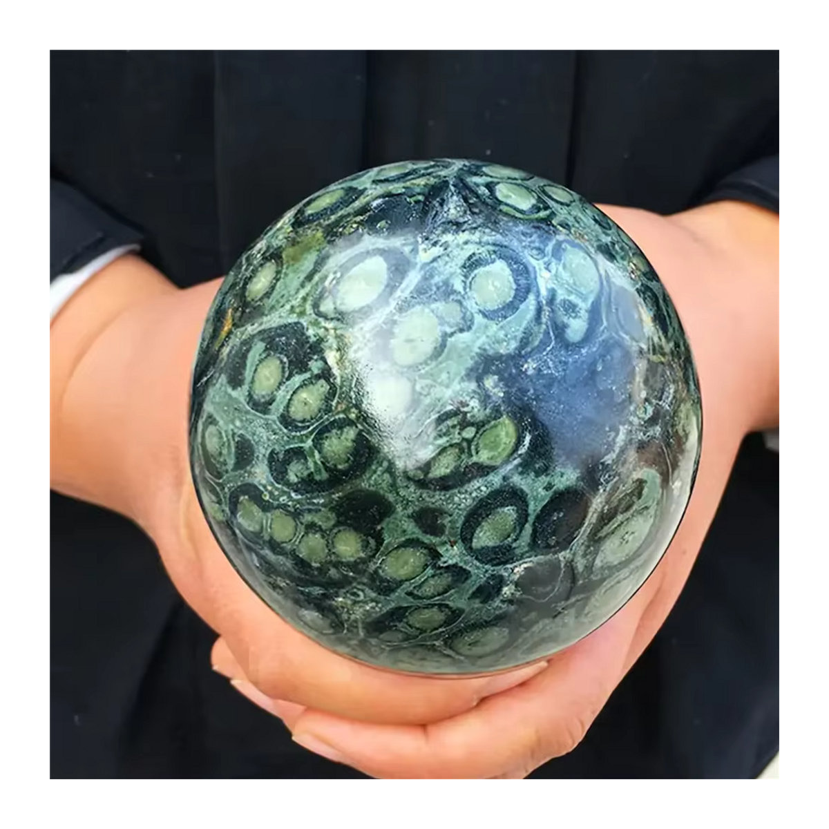 Handpolierte Kambaba-Jaspis-Kugel mit Pfauenfedermuster von CrystalHola in Grün, Blau und Schwarz - Bild 3