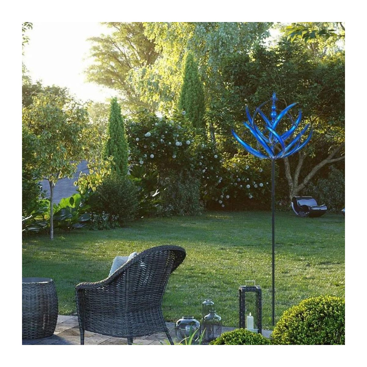 Harlow Windrad aus Metall als kinetische Skulptur und Gartendeko in Rot oder Blau - Bild 3