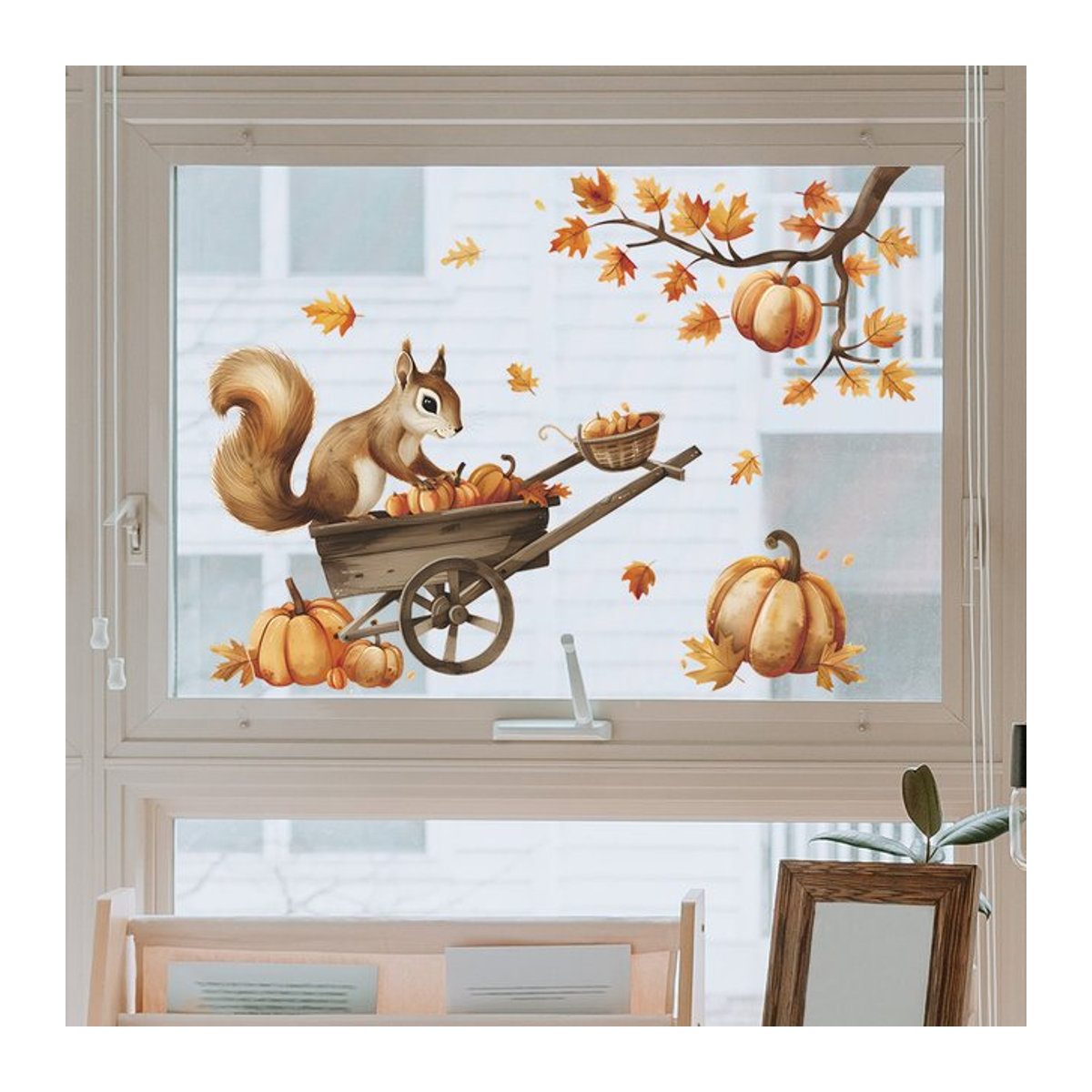 Herbstlicher Fensteraufkleber mit Cartoon Eichhörnchen, Ahornblättern und Kürbissen für Halloween zur Fensterdekoration - Bild 1