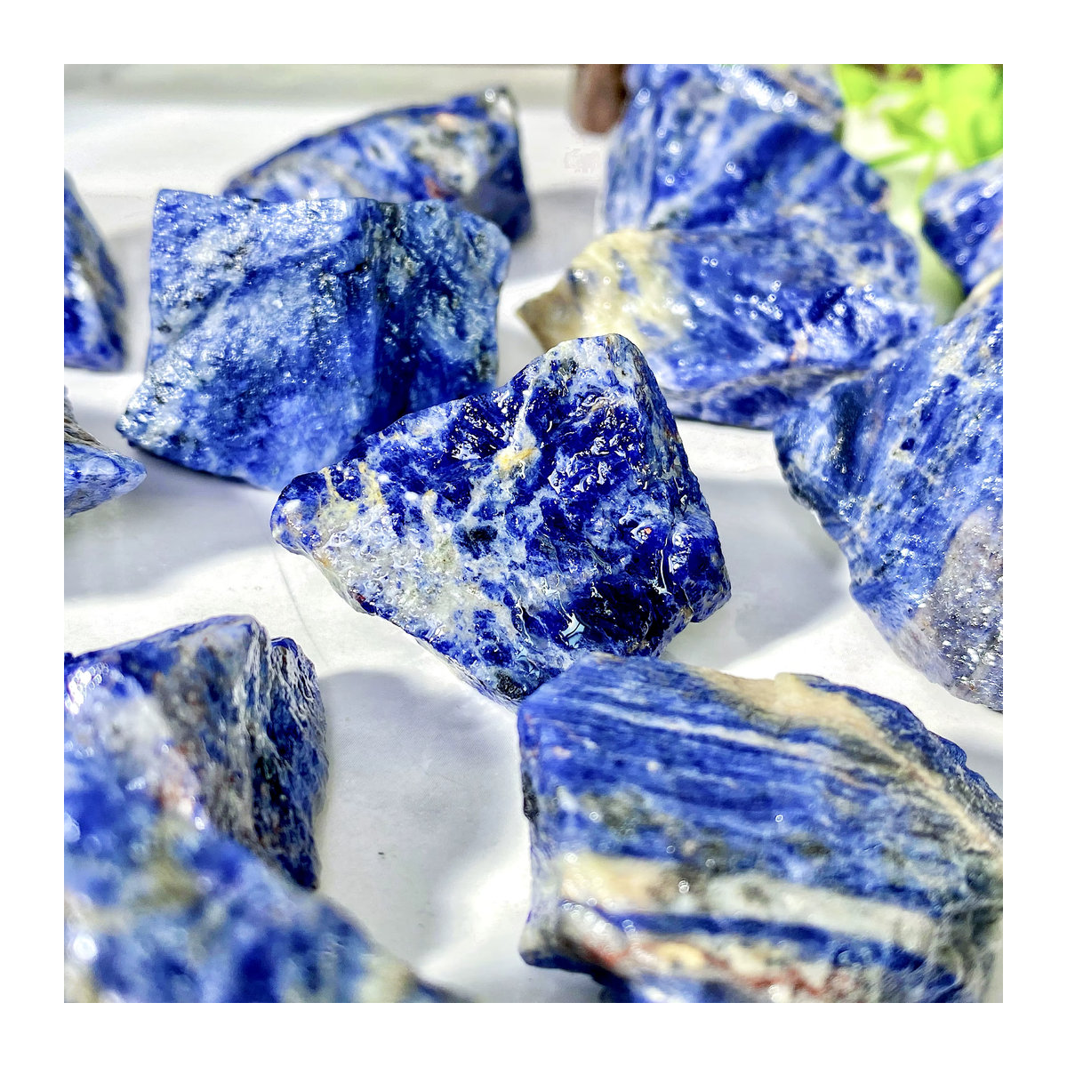 Hochwertiger blauer Sodalith-Rohstein als Naturkristall für deine Dekoration - Bild 2