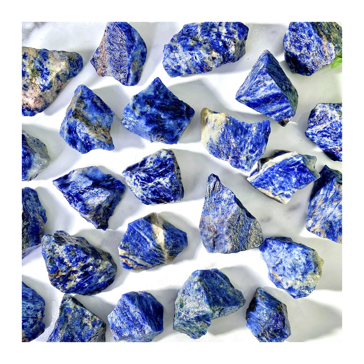 Hochwertiger blauer Sodalith-Rohstein als Naturkristall für deine Dekoration - Bild 4