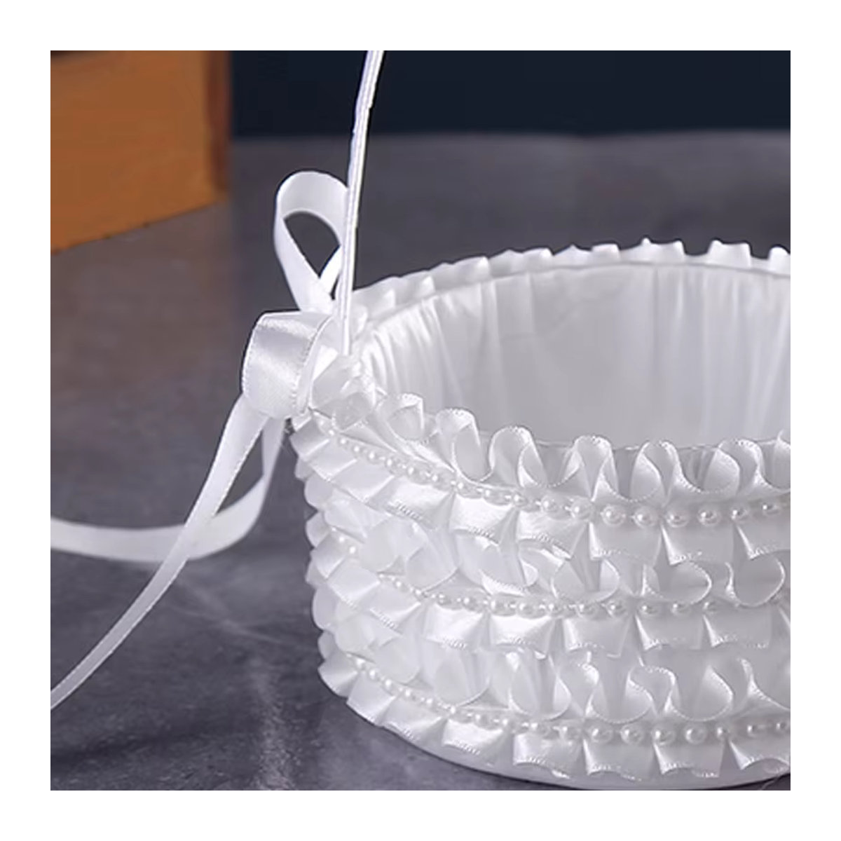 Hochzeitskorb für Kinder mit schönem Design und gekräuselten Blumen in Weiß - Bild 4