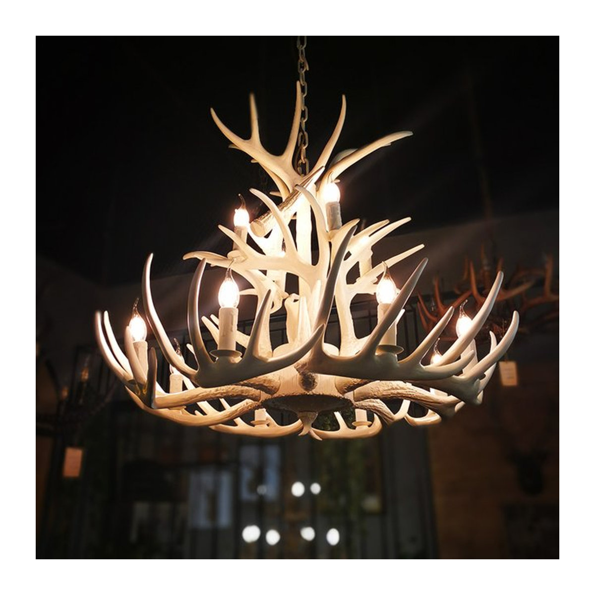 HomeLover Retro Geweih Kronleuchter aus Harz als Hirschhorn Pendelleuchte für Wohnzimmer, Restaurant und Hotel - Bild 1