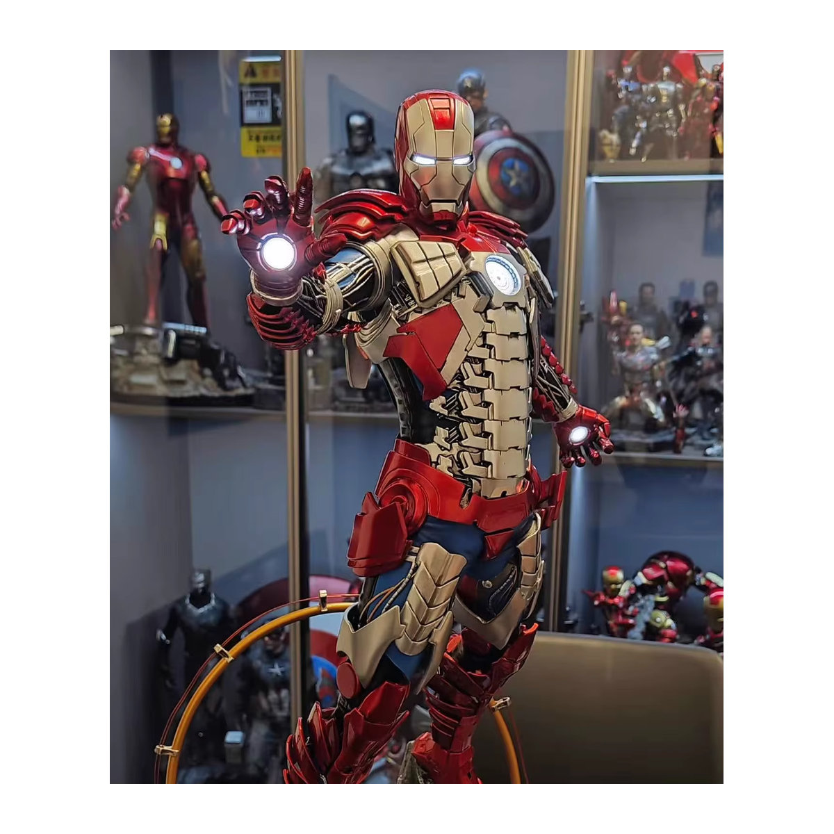 Hot Toys Iron Man MK5 SDZ Marvel The Avengers Anime Figur mit Leuchteffekt als extra große Statue für dein Desktop-Ornament - Bild 4