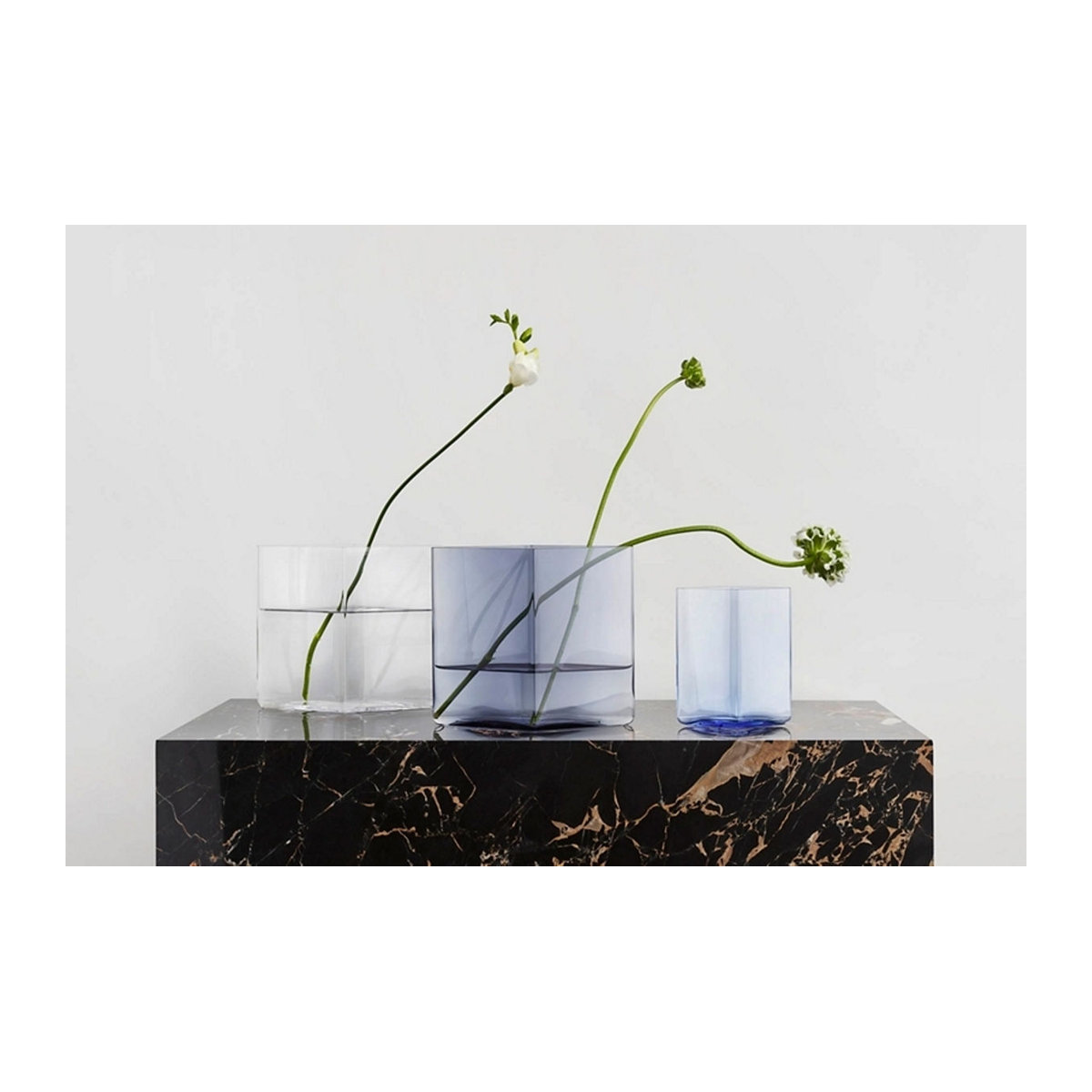 Iittala Ruutu Vase aus Glas in Rot und Transparent, geometrisches Design, B/T/H: 11,5 x 5 x 14 cm - Bild 2
