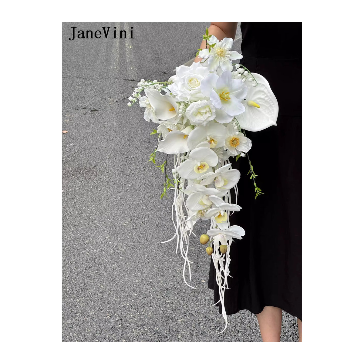 Janevini Brautstrauß in Weiß mit Calla Lilien, Orchideen und Rosen im Wasserfall-Design - Bild 2