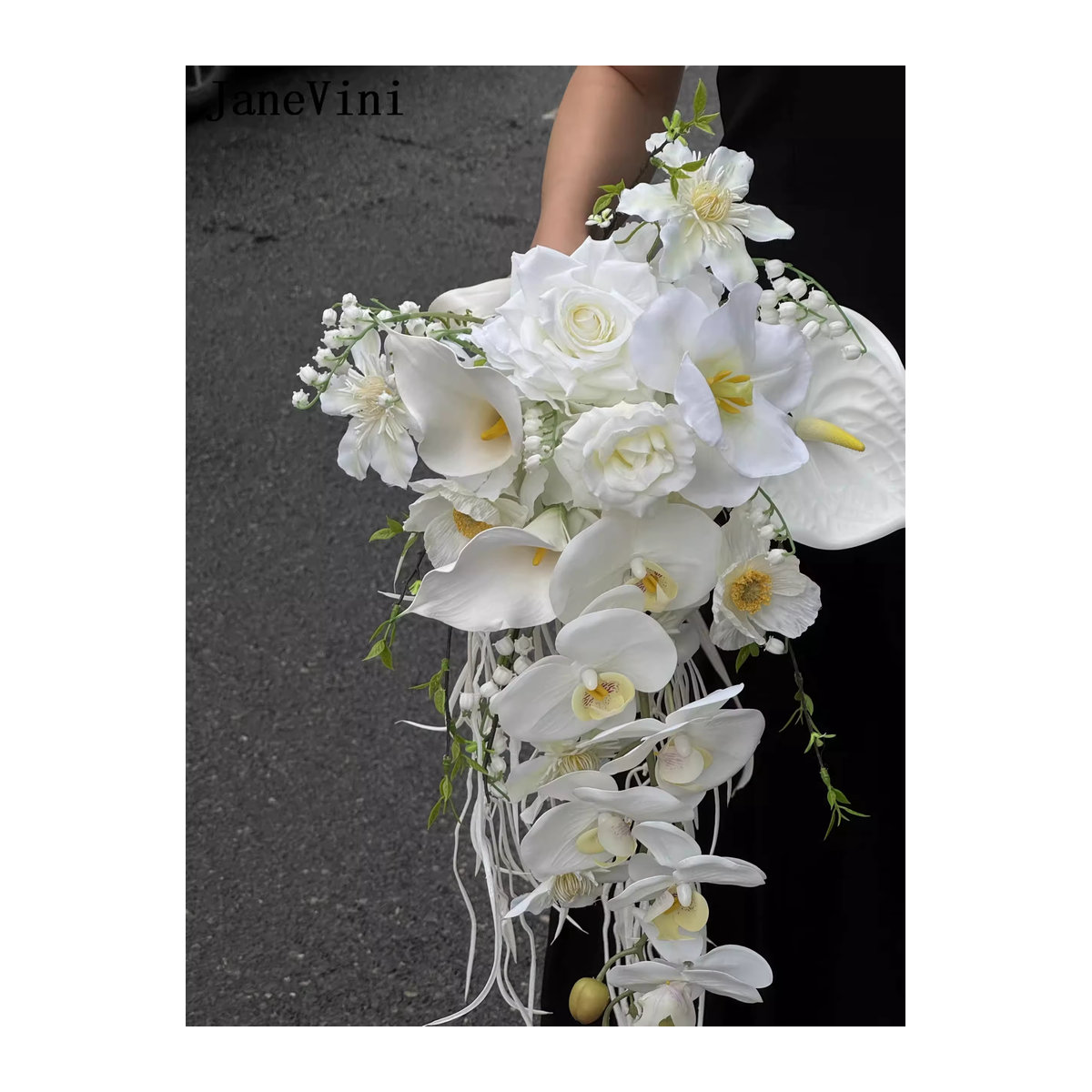 Janevini Brautstrauß in Weiß mit Calla Lilien, Orchideen und Rosen im Wasserfall-Design - Bild 3