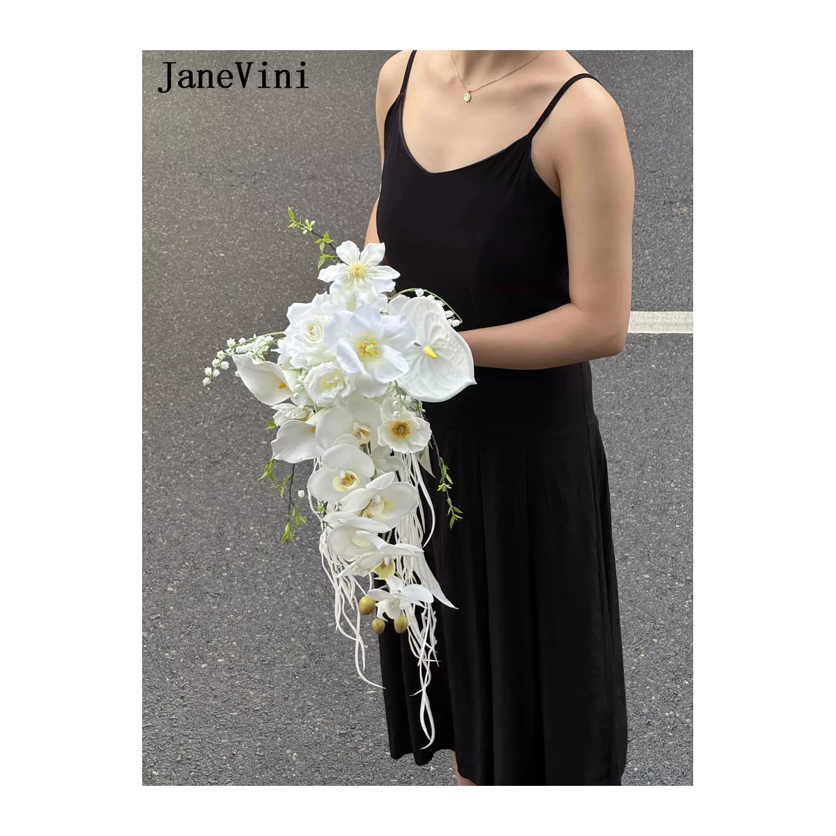 Janevini Brautstrauß in Weiß mit Calla Lilien, Orchideen und Rosen im Wasserfall-Design - Bild 4