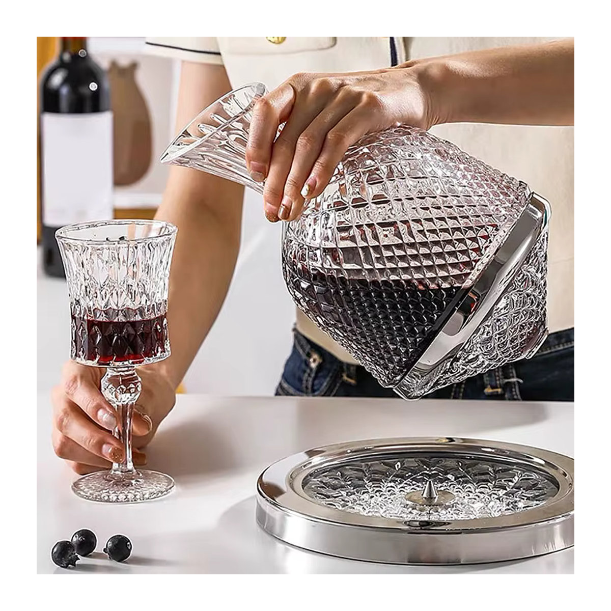 JETTING 360 Grad drehbarer Dekanter aus Kristallglas in Transparent und Silber, 1500 ml Weinspender und Belüfter mit geometrischem Design - Bild 4