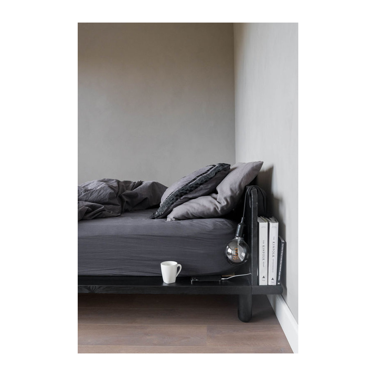 Karup Peek Massivholzbett in Schwarz mit minimalistischem Design - Bild 3