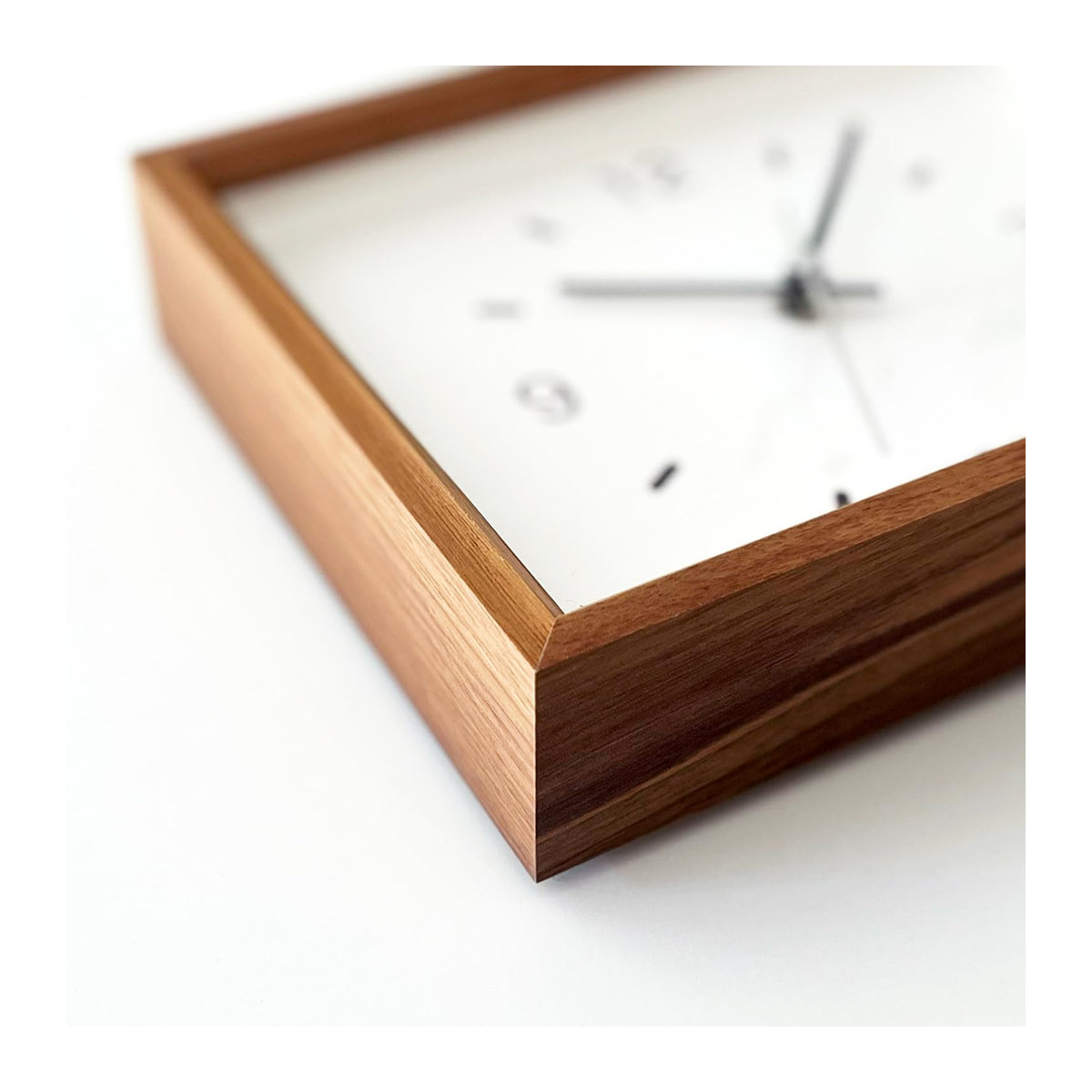 KATOMOKU Dual Use Clock 2 Wanduhr km-53WA in Walnuss mit permanentem Sekundenzeiger und nahezu geräuschlosem Analogwerk, B/H/T: 22 x 17 x 5 cm - Bild 5