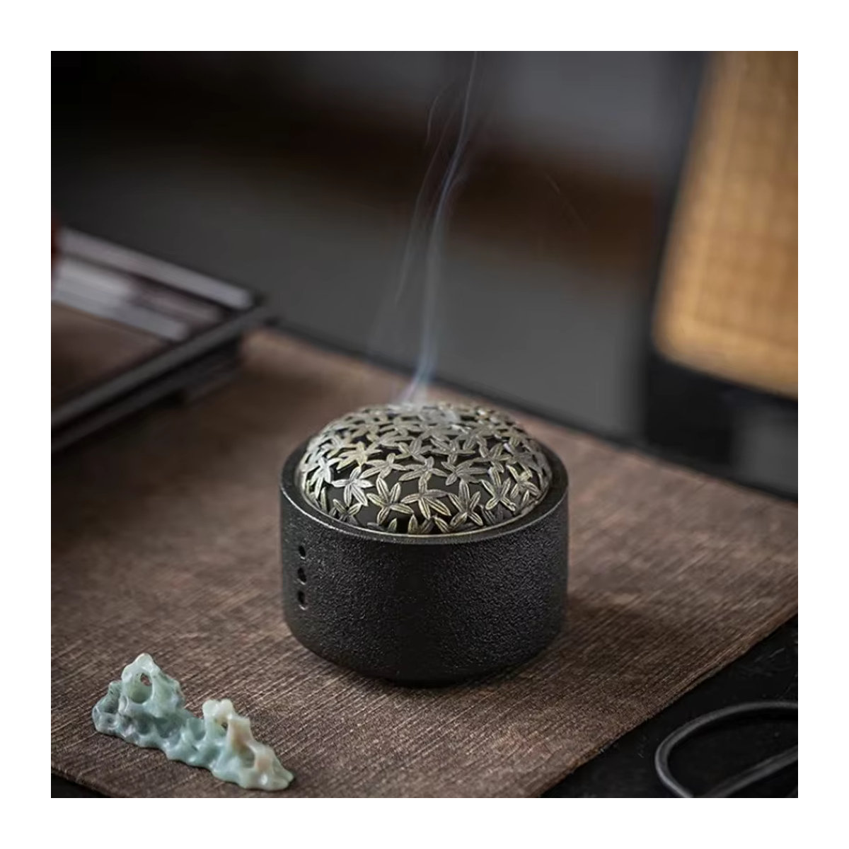 Keramik Weihrauchbrenner in Weiß mit floralem Design und Netzabdeckung im Vintage-Stil - Bild 2