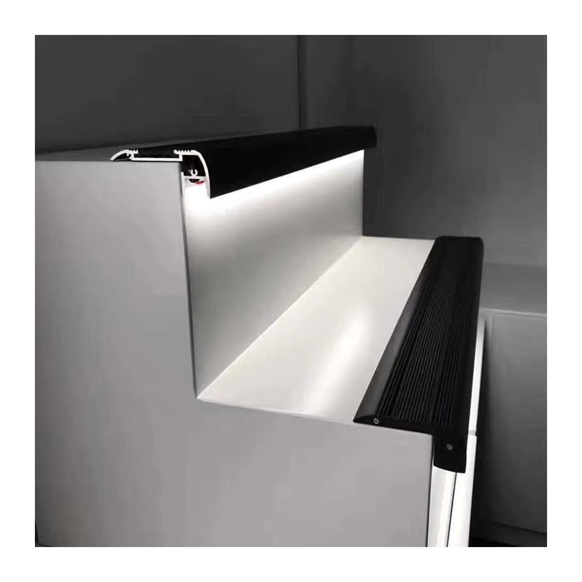 khelse LED Schrittlampe aus Aluminium mit Anti-Rutsch Profil für Treppenstufen und Hintergrundbeleuchtung in minimalistischem Design - Bild 2