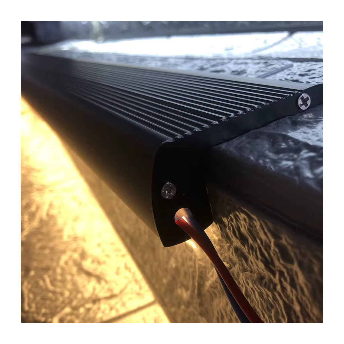 khelse LED Schrittlampe aus Aluminium mit Anti-Rutsch Profil für Treppenstufen und Hintergrundbeleuchtung in minimalistischem Design - Bild 3