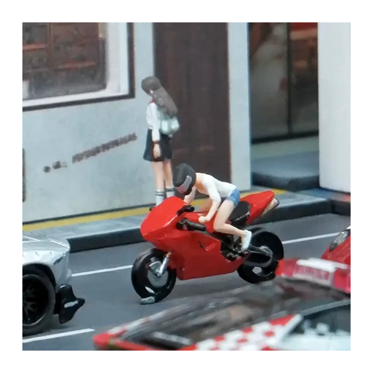 Kicarmod Modellfigur Reitmädchen im Maßstab 1:64 aus Metall in Rot - Bild 1
