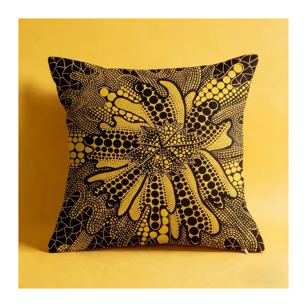Kissenbezug mit abstrakten Pilzblumen im Retro-Design von Tinika Chen, Multicolor, B/H: 18 x 18 cm - Bild 1