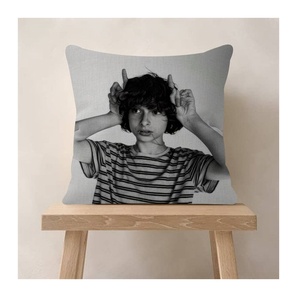 Kissenbezug mit F-Finn Cool Wolfhard Motiv aus Peach Skin für Sofa und Auto, B/T: 18 x 18 cm - Bild 1
