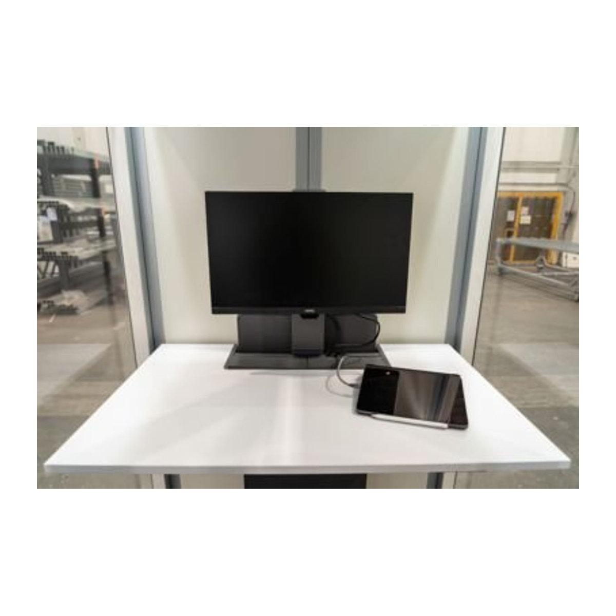 Kleusberg Funktionstisch für CoWoCube 2 in Weiß mit Monitorhalterung und Steckdosen, höhenverstellbar zur Wandmontage, B: 61 cm, T: 100 cm, H: 57,4-123,7 cm - Bild 1