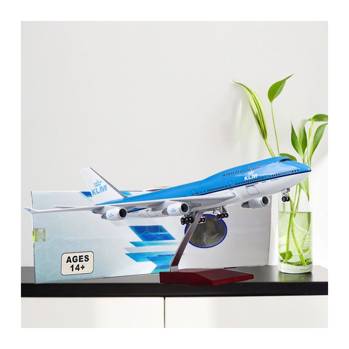 KLM Royal Airlines Flugzeugmodell in Blau, Miniaturflugzeug aus Kunstharz im Maßstab 1:157 mit Licht und Fahrwerk - Bild 1