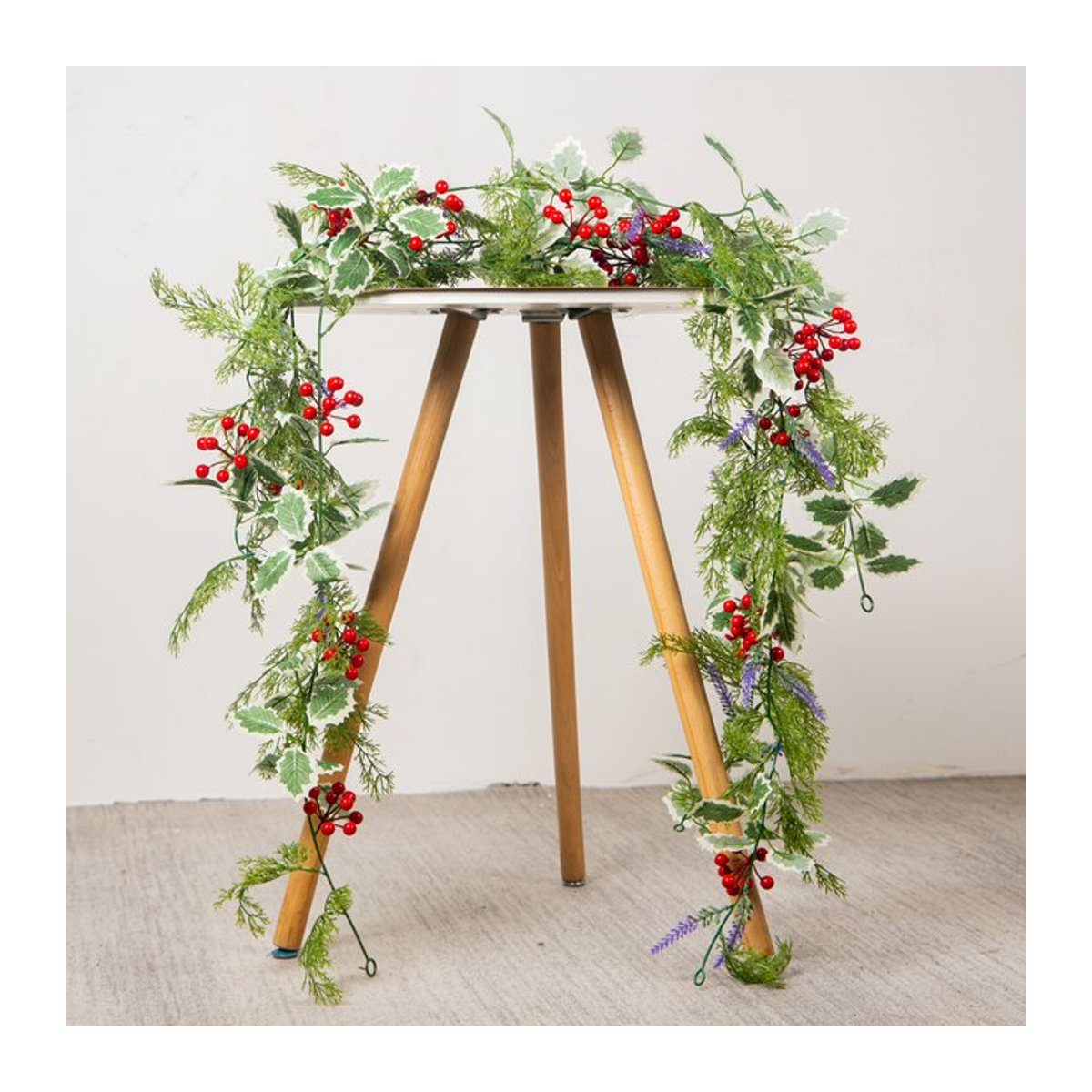 Kmitang Weihnachts-Hängegirlande aus Kunststoff mit grünen Kiefernblättern und roten Beeren, 180 cm Länge - Bild 1