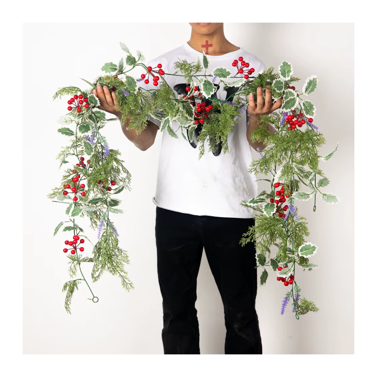 Kmitang Weihnachts-Hängegirlande aus Kunststoff mit grünen Kiefernblättern und roten Beeren, 180 cm Länge - Bild 2