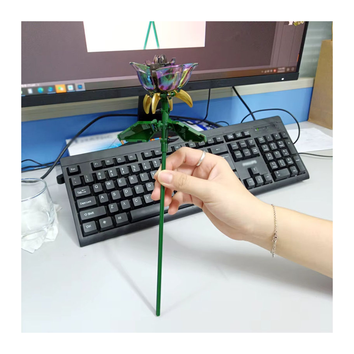 Knew gebaut 3D Modell Blumenstrauß aus Bausteinen mit schwarzer Rose und bunten Blumen in Rot und Gelb zur Dekoration - Bild 2