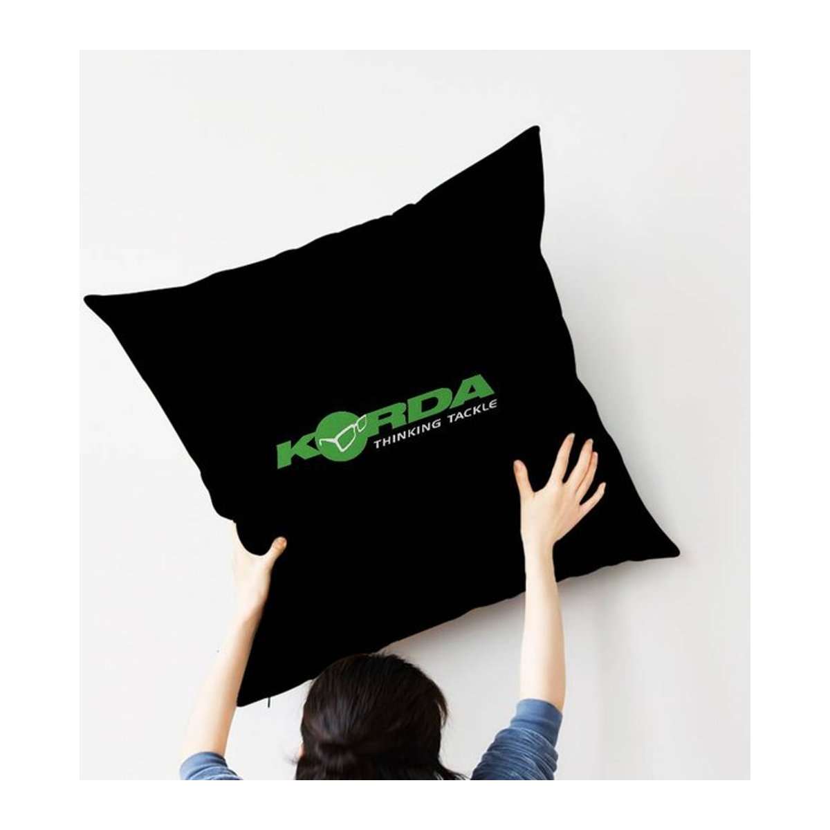 Korda Fishing Logo Kissenbezug aus Peach Skin für Sofa und Heimdeko, B/H: 18 x 18 cm - Bild 1