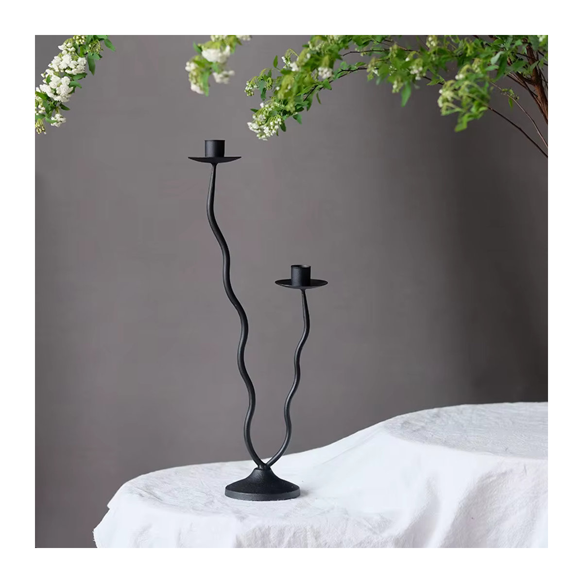 Kreativer Kerzenhalter aus Eisen in Schwarz, unregelmäßiges Ornament für eine romantische Atmosphäre - Bild 1