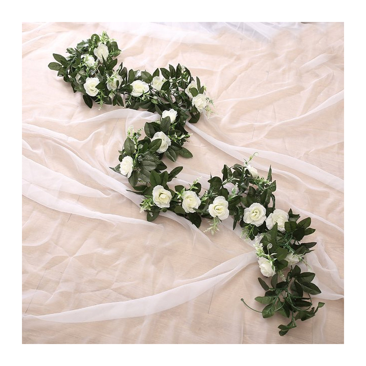 Künstliche Rosenranken aus Seide und Rattan in Beige und Weiß als hängende Blumengirlande für Hochzeit und Heimdekoration - Bild 1