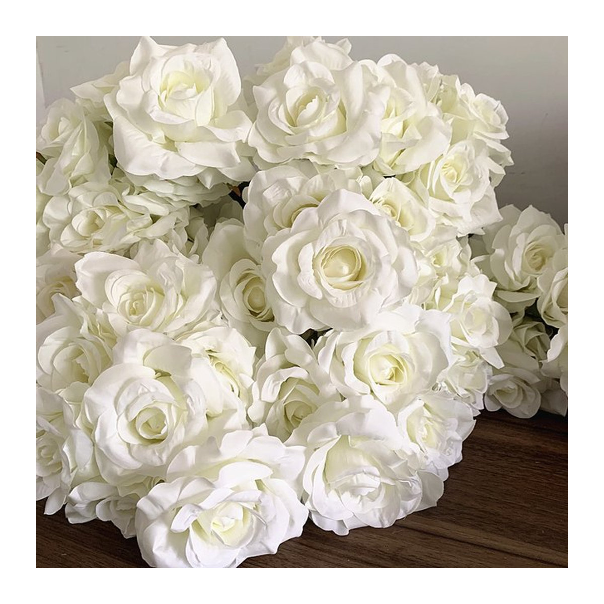 Künstlicher Rosenstrauß von shine&sasha mit 7 weißen Rosen als ästhetische Dekoration für Hochzeit und Wohnzimmer - Bild 1