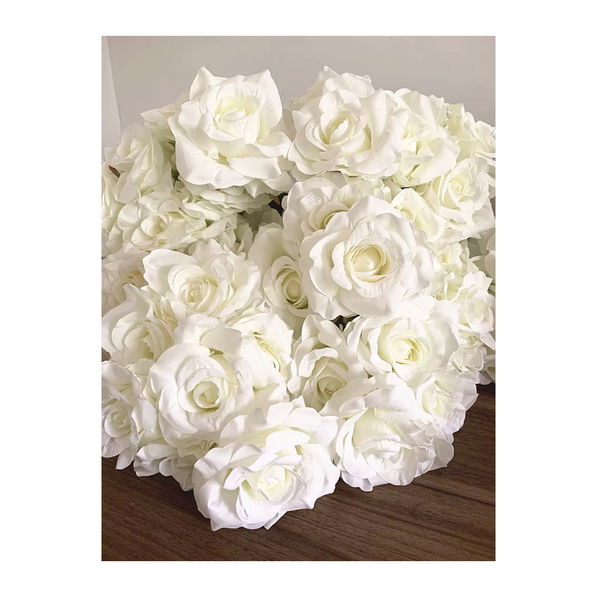 Künstlicher Rosenstrauß von shine&sasha mit 7 weißen Rosen als ästhetische Dekoration für Hochzeit und Wohnzimmer - Bild 4